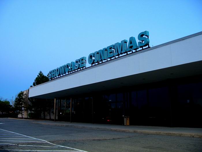 Showcase Cinemas Pontiac 1-5 - Main Entrance (newer photo)